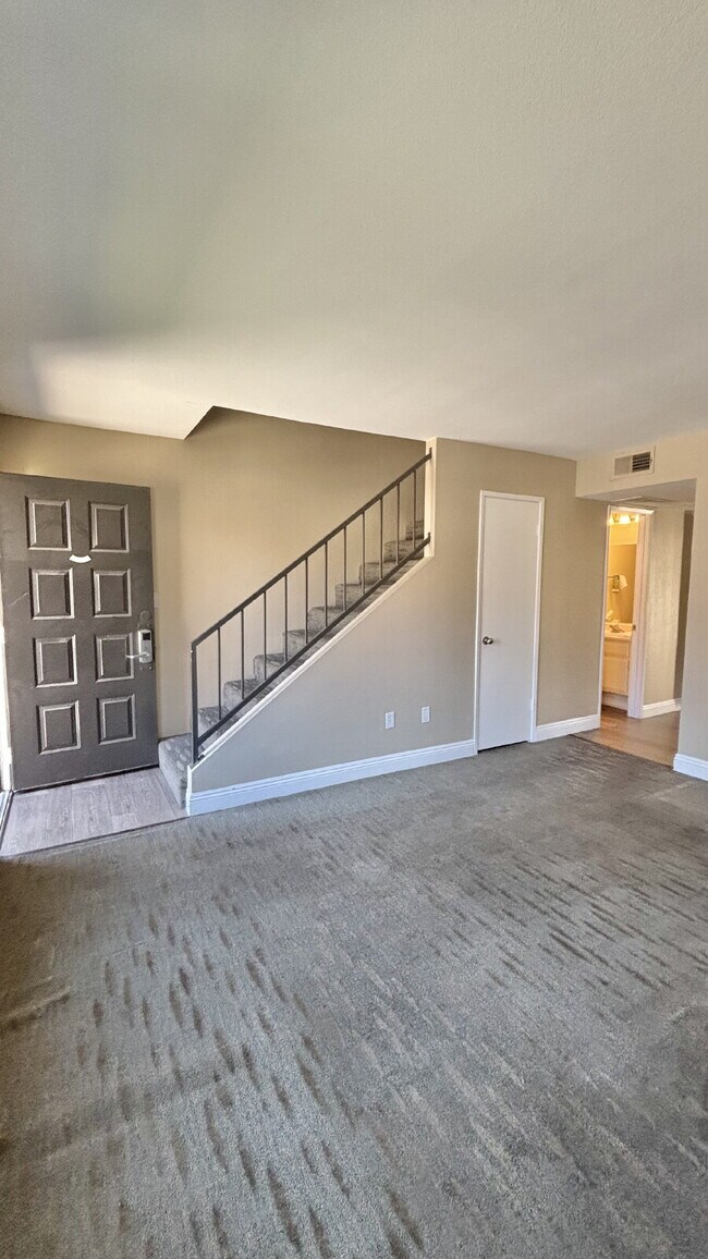 Building Photo - 2 Bedrooms Townhome Availble For Rent in I...