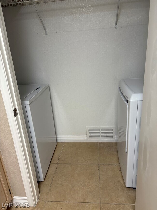 Building Photo - 555 E Silverado Ranch Blvd