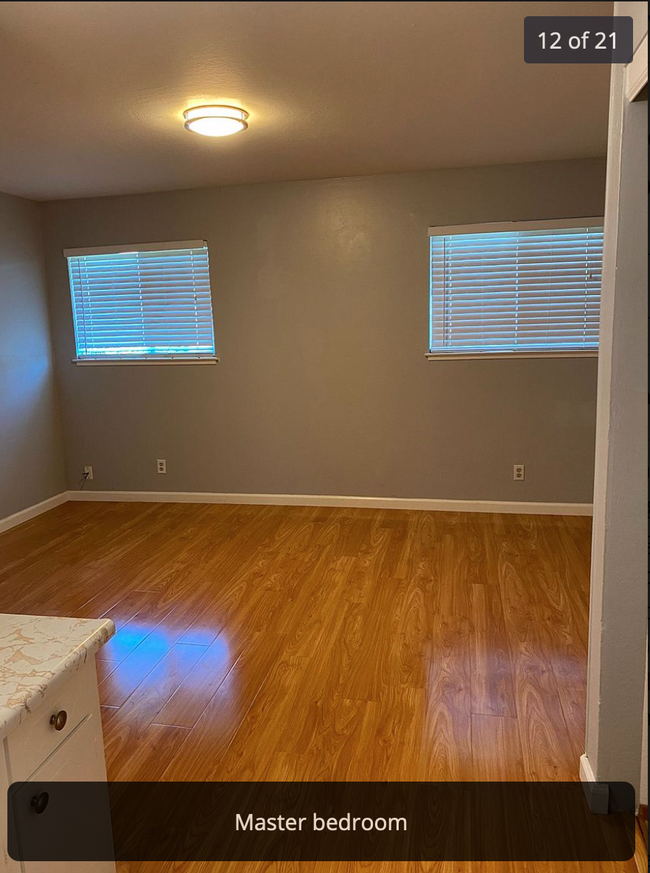 large master room - 3359 Payne Ave