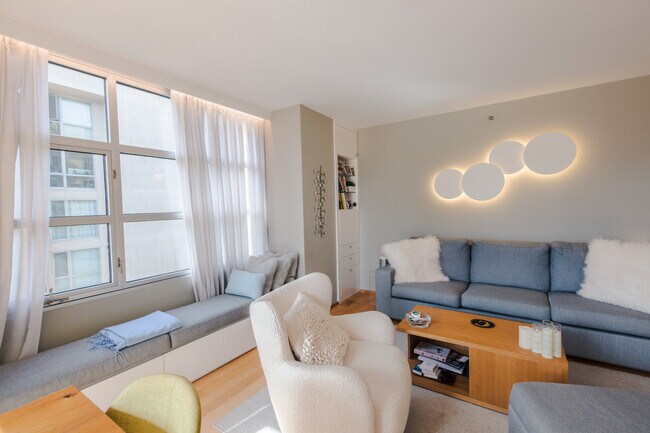 Building Photo - 1800 Washington St