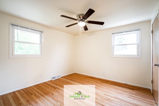 Building Photo - Upgraded Spacious 3 Bedroom Townhome Waukesha