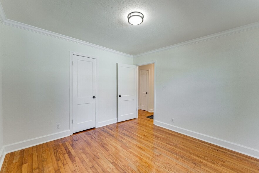 Building Photo - 4910 Golfview Dr