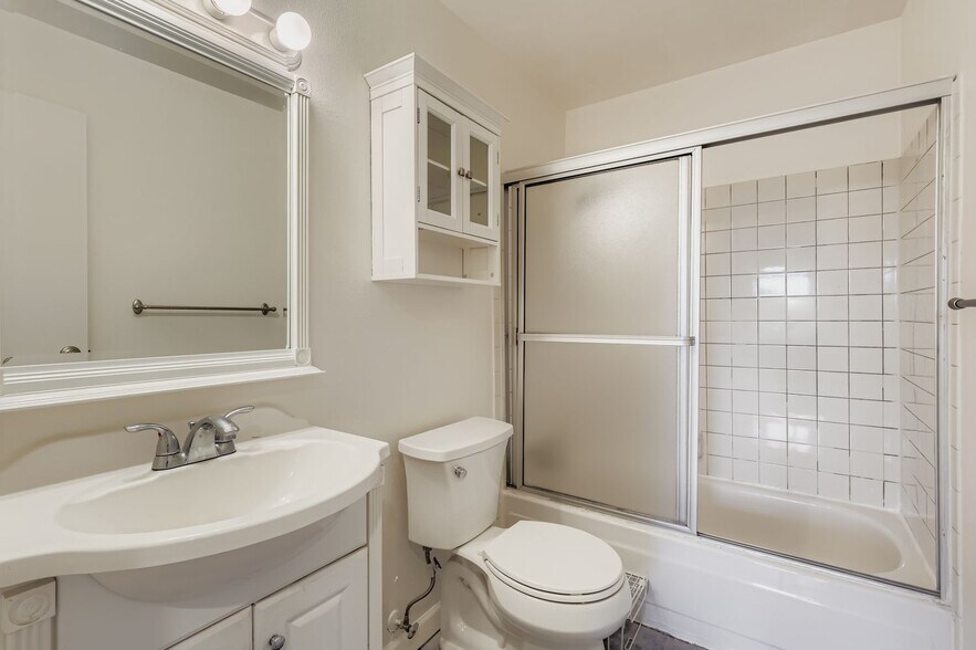 Building Photo - 1250 Golden Cir