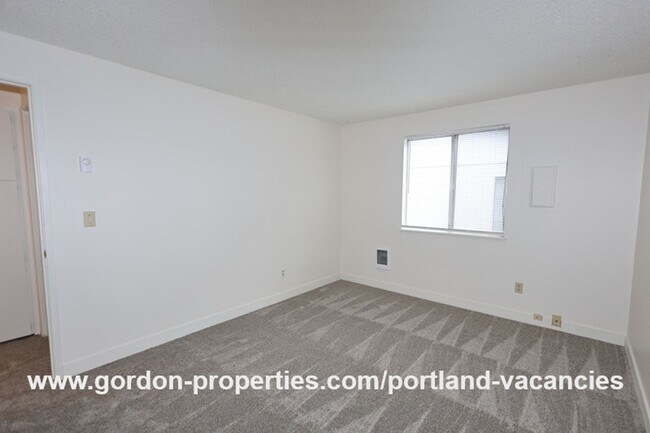 Building Photo - SE 15th Ave - remodeled 3 bedroom duplex w...