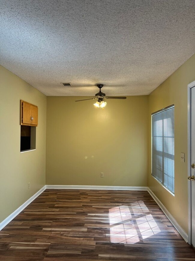 Building Photo - 452 Sandy Oak Dr