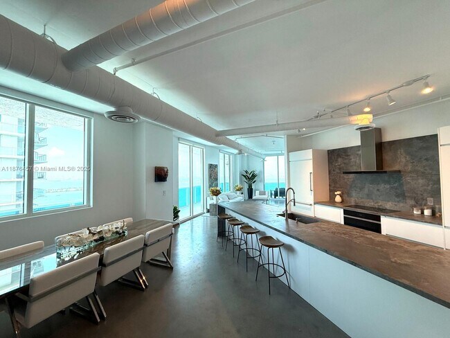 Primary Photo - 700 NE 25th St