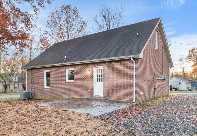 Building Photo - 4 Bedroom Pet Friendly Home For Rent On a Large Corner Lot!