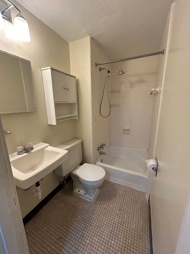 Building Photo - First-Floor One Bedroom, One Bathroom Apartment on S. Corl Street