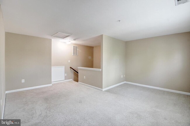 Building Photo - 586 Eisenhower Dr