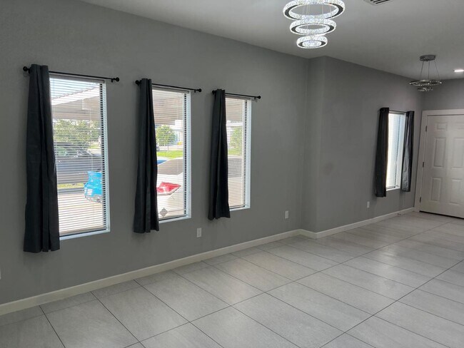 Building Photo - 2022 Summerland Ln