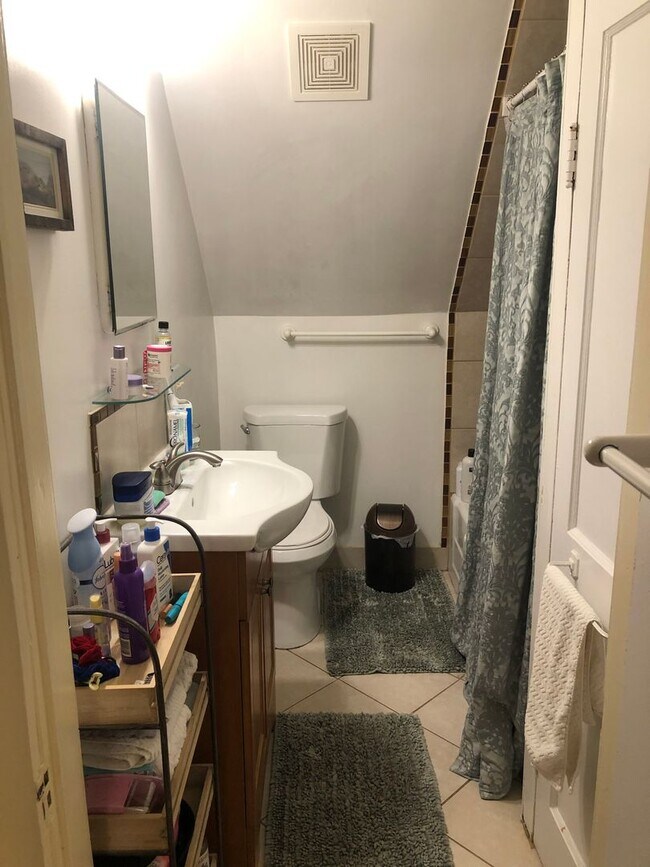 Building Photo - 720 Gladstone Ave