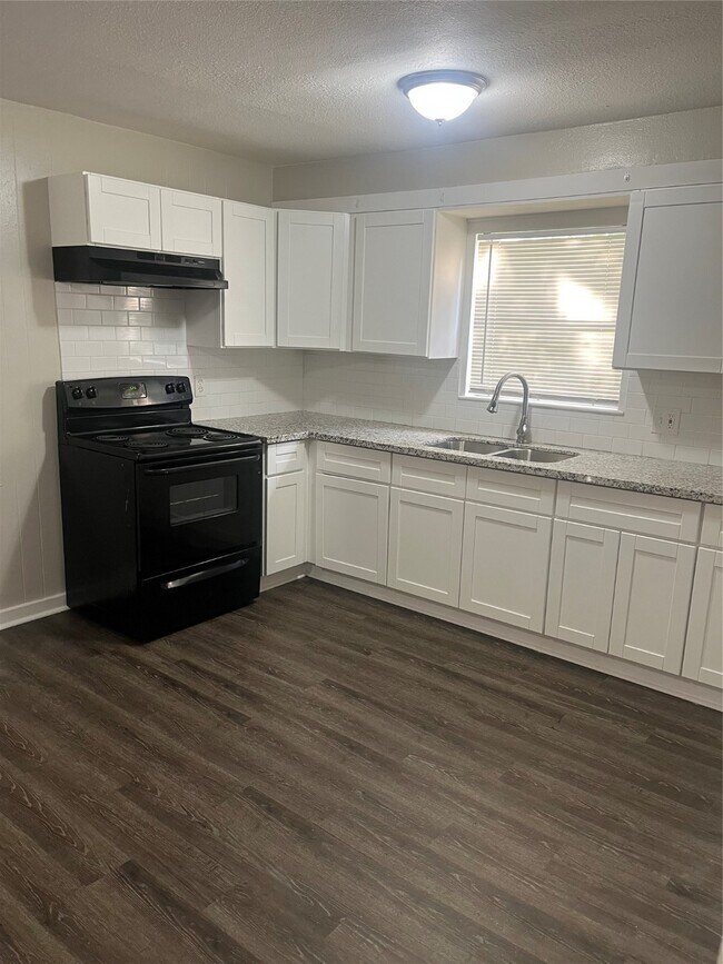 Building Photo - 704 15th Ave N