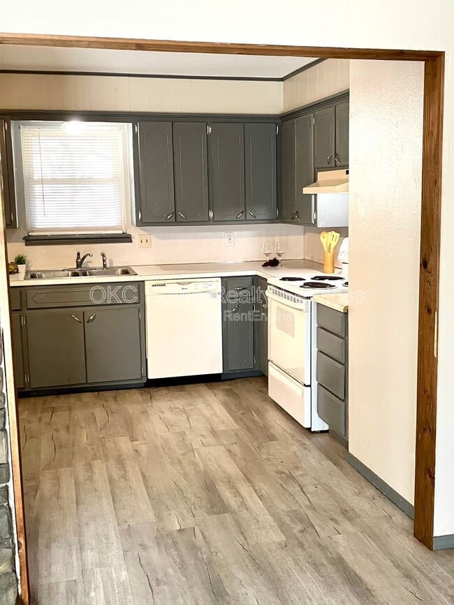 Building Photo - 1706 Surrey Pl