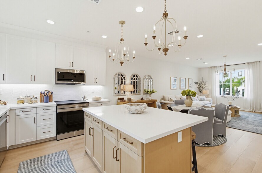 Building Photo - 2528 Delphinium Ln