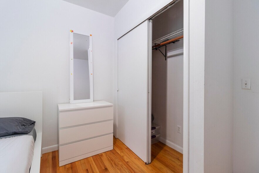 Building Photo - 320 E 93rd St