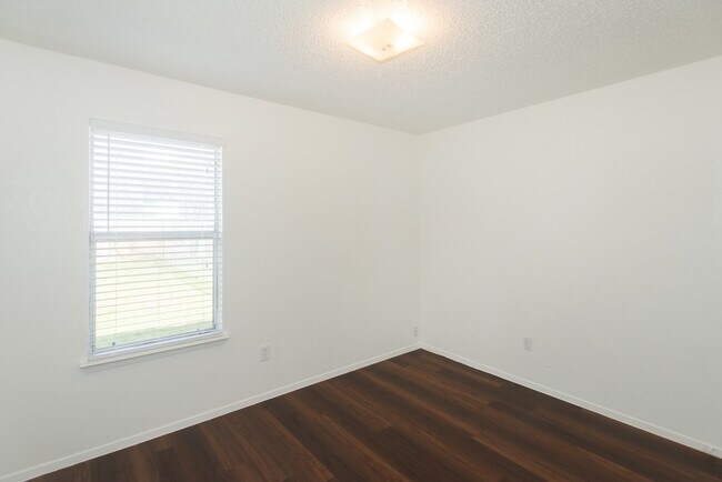 Building Photo - 6000 Tracy Lynn Ln
