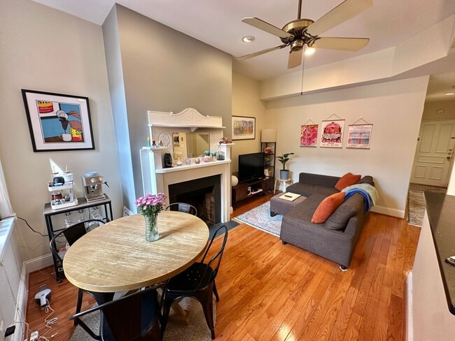 Building Photo - Dupont's Tree Lined Church Street 2 bedroom/1Bath Condo with Deck and Parking!