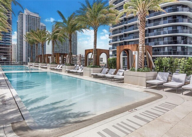 Building Photo - 801 S Miami Ave