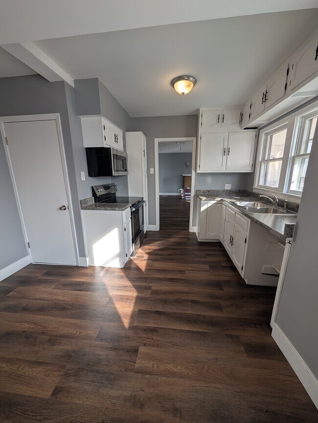 Building Photo - 621 SW Oakley Ave