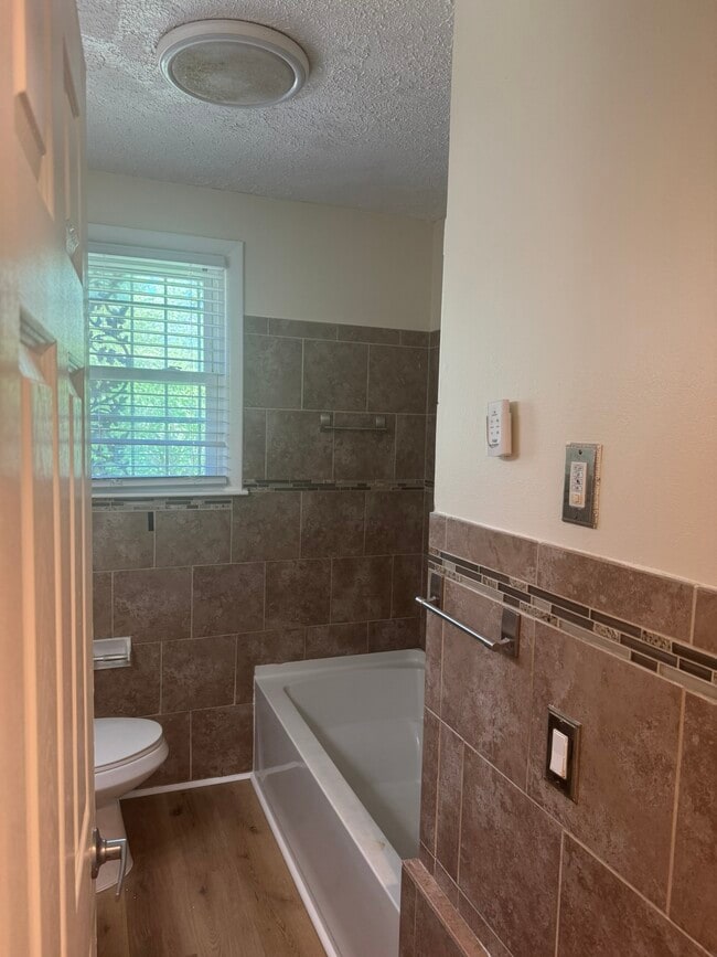 Building Photo - 3004 Lytle Dr
