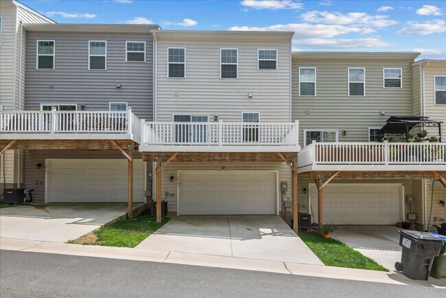 Building Photo - Elegant Townhome Close to I-95 and Downtow...
