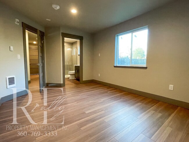 Building Photo - Modern 2-Bed Duplex Near PSNS with A/C, Ca...
