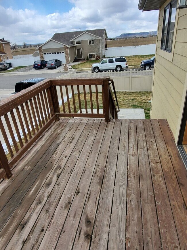 Building Photo - Beautiful 4 bedroom pet friendly house on ...