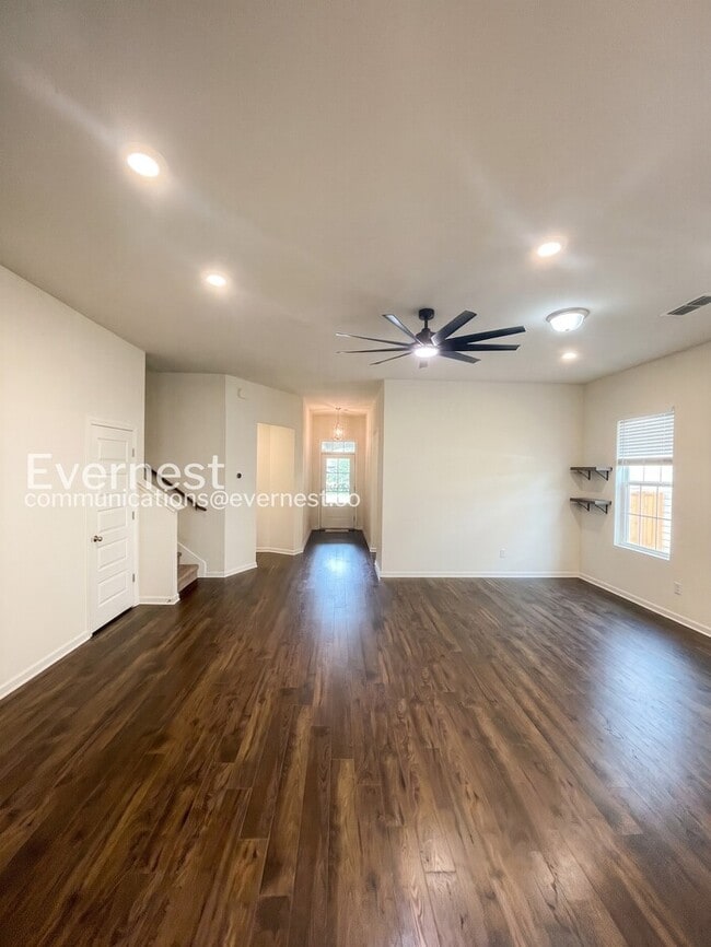 Building Photo - 3 Bed/3 Bath Townhome with Garage / Available Now!