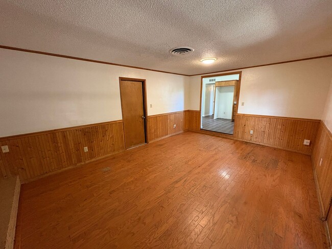 Building Photo - Corner lot home near Shopping Center Available Now!