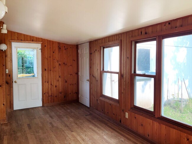 Building Photo - 417 E Hillside Dr