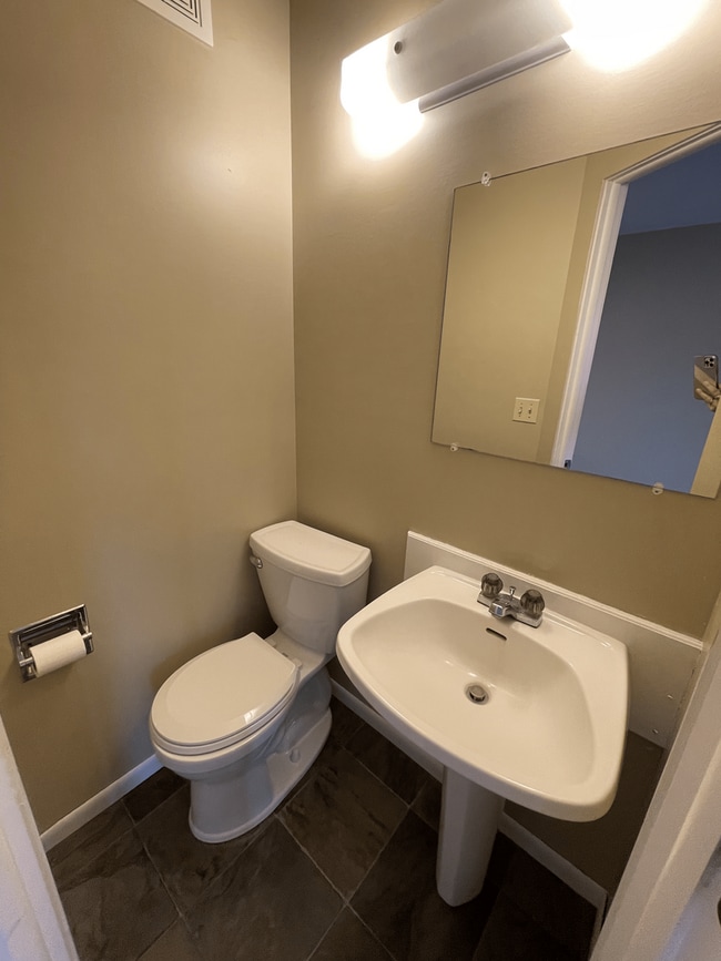 Building Photo - 602 W 23rd Ave