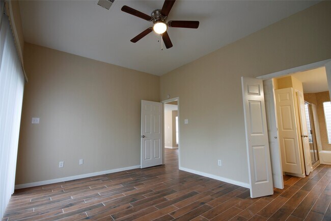 Building Photo - 11615 Glenwolde Dr