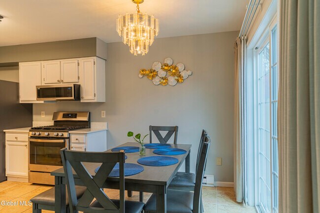 Building Photo - 4 Tompion Ln