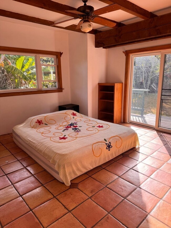Building Photo - Prime location, large custom home near Wai...