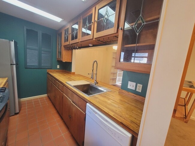 Building Photo - MIDTOWN 2/2.5 w/ Large Fenced Yard, Deck, Washer/Dryer, & Huge Bedrooms! Avail NOW for $1495/month!