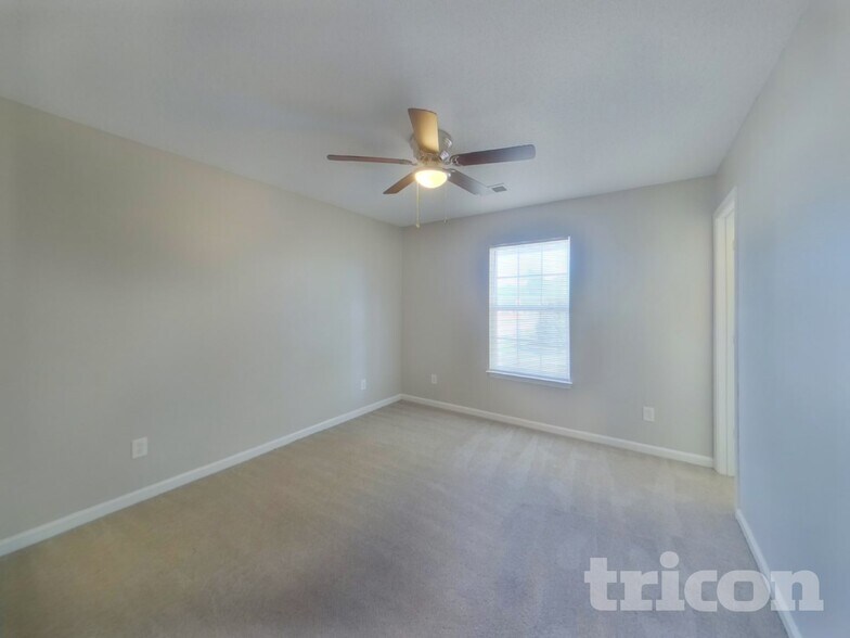 Building Photo - 500 Gingerbread Ct S