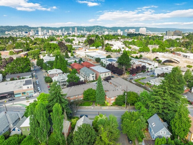 Building Photo - Bright 1 Bed condo in Kerns Neighborhood o...