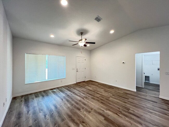 Building Photo - AVAILABLE NOW! Gorgeous 3 Bedroom, 2 Bathr...