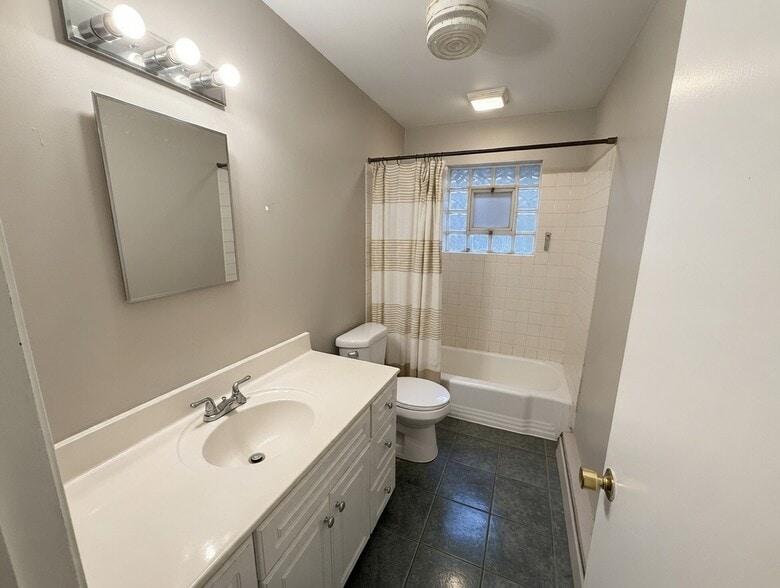 Building Photo - 921 College Ave