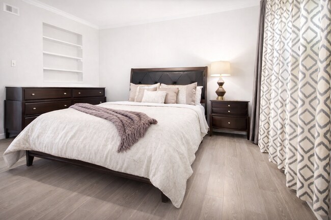 Building Photo - 1 Bed / 1 Bath – All Bills Paid, Washer & Dryer Included, Tile Floors, Pool & Prime Location!