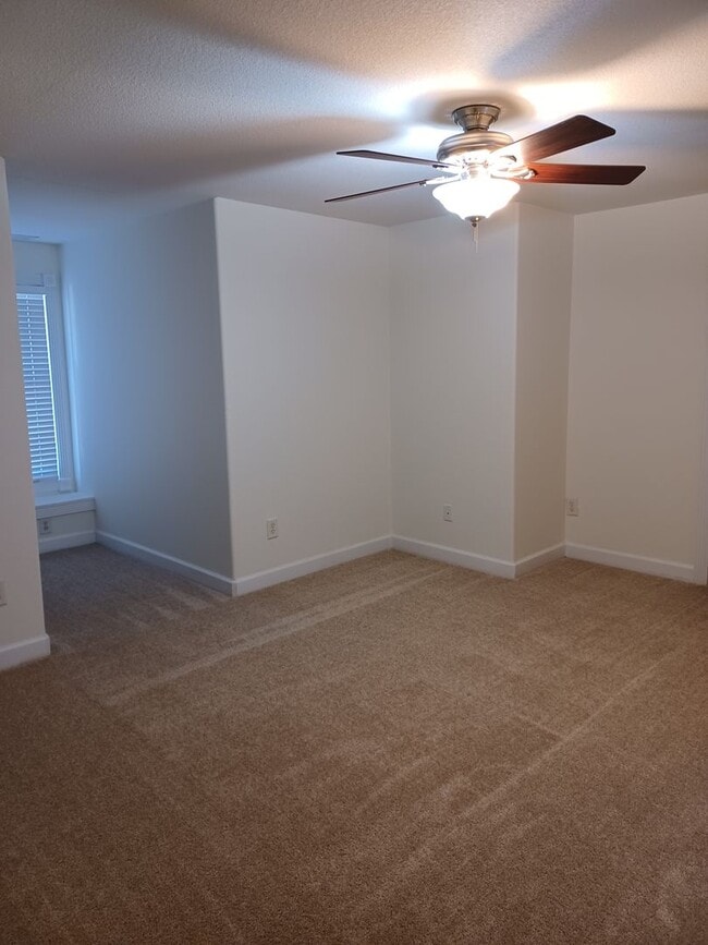 Building Photo - Spacious 4 Bedroom in Chics Beach