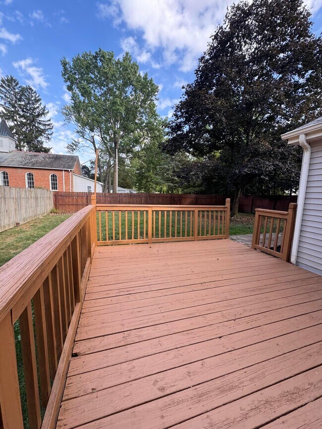Building Photo - 8000 Leaview Dr