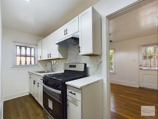 Building Photo - Acequia Madre -452