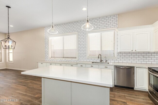 Building Photo - 756 W Citrus Way