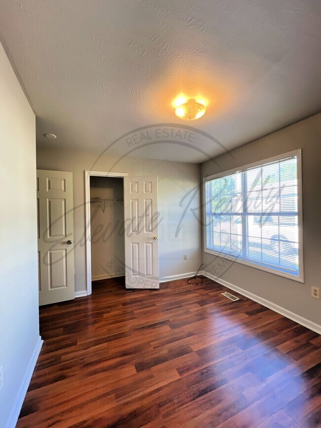 Building Photo - ON SPECIAL: Three Bedroom Ranch with Appli...