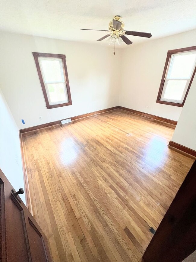 Building Photo - 3 Bedroom Home in Bedford