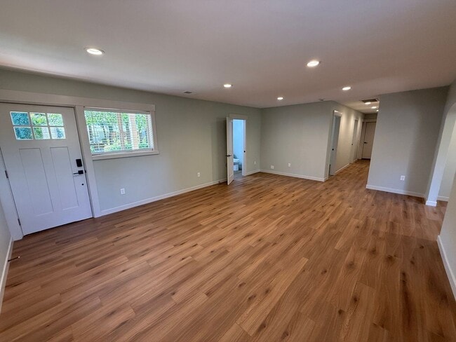 Building Photo - 805 Boxwood Ln SE