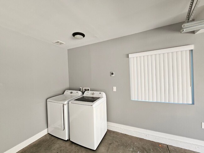 Building Photo - 32(839)