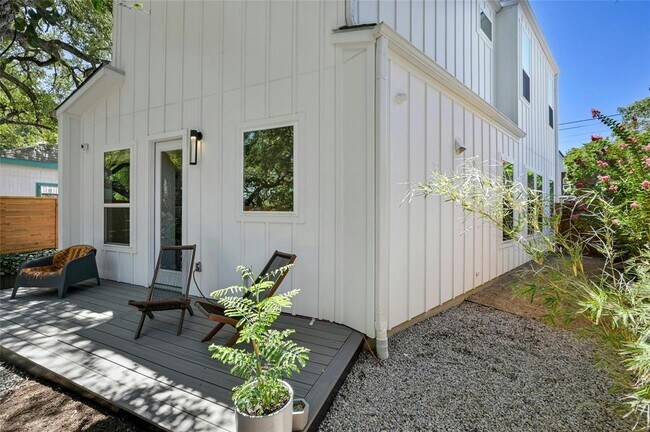 Building Photo - 1187 Oak Grove Ave