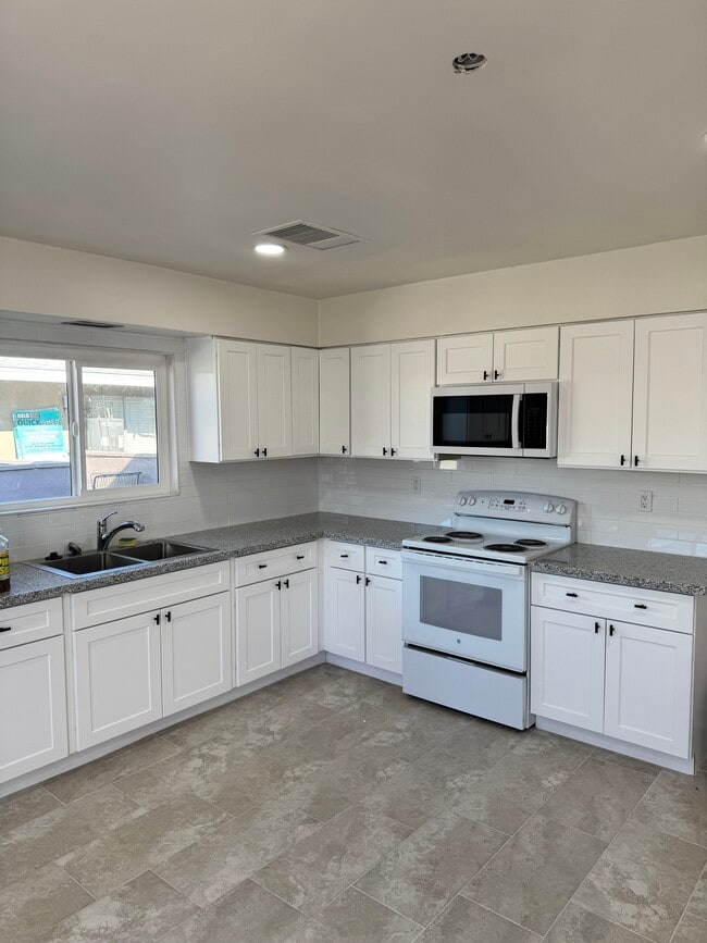 Building Photo - 2241 N Carroll St